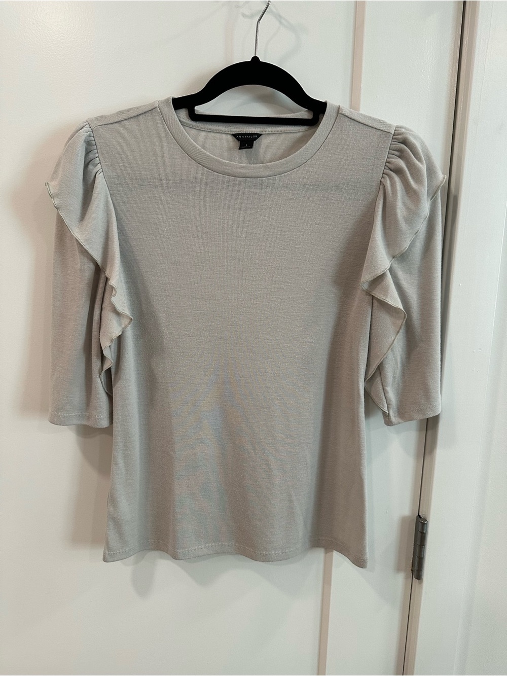 Ann Taylor Light Gray Ruffle Sleeve Knit Top Size S